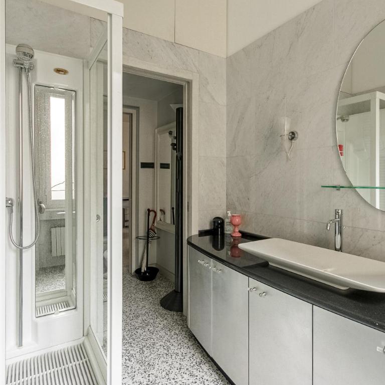 HomyCare Stylish apartment with jacuzzi & balcony steps from Duomo - Appartamento Deluxe - 40