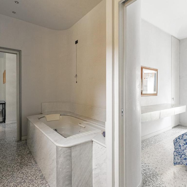 HomyCare Stylish apartment with jacuzzi & balcony steps from Duomo - Appartamento Deluxe - 48