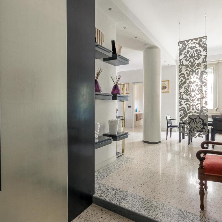 HomyCare Stylish apartment with jacuzzi & balcony steps from Duomo - Appartamento Deluxe - 9