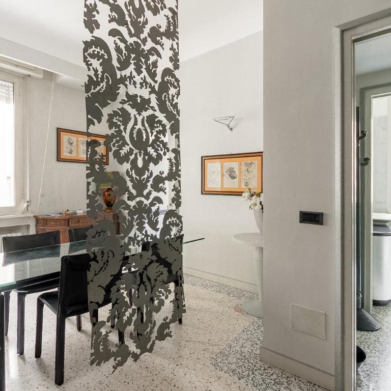 HomyCare Stylish apartment with jacuzzi & balcony steps from Duomo - Appartamento Deluxe - 10
