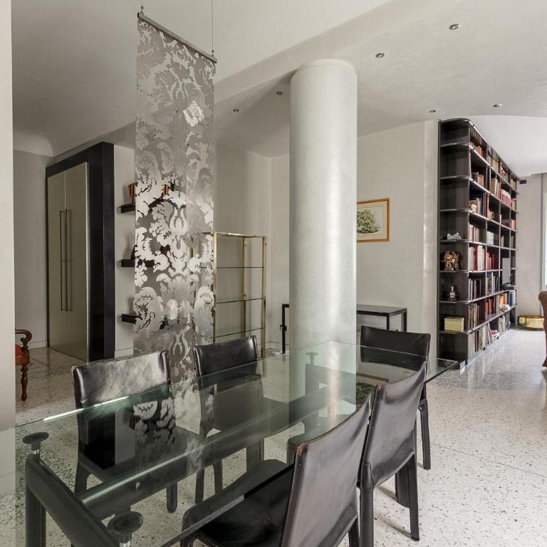 HomyCare Stylish apartment with jacuzzi & balcony steps from Duomo - Appartamento Deluxe - 4
