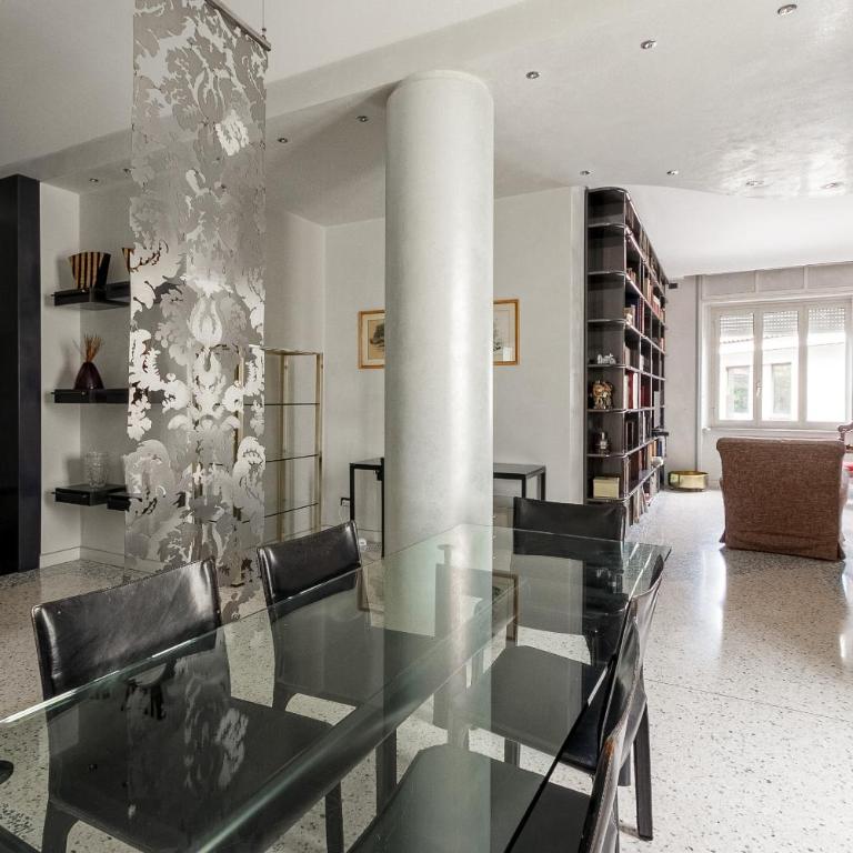 HomyCare Stylish apartment with jacuzzi & balcony steps from Duomo - Appartamento Deluxe - 24