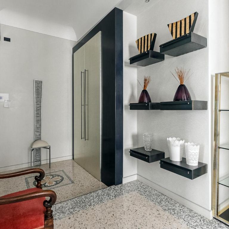 HomyCare Stylish apartment with jacuzzi & balcony steps from Duomo - Appartamento Deluxe - 8
