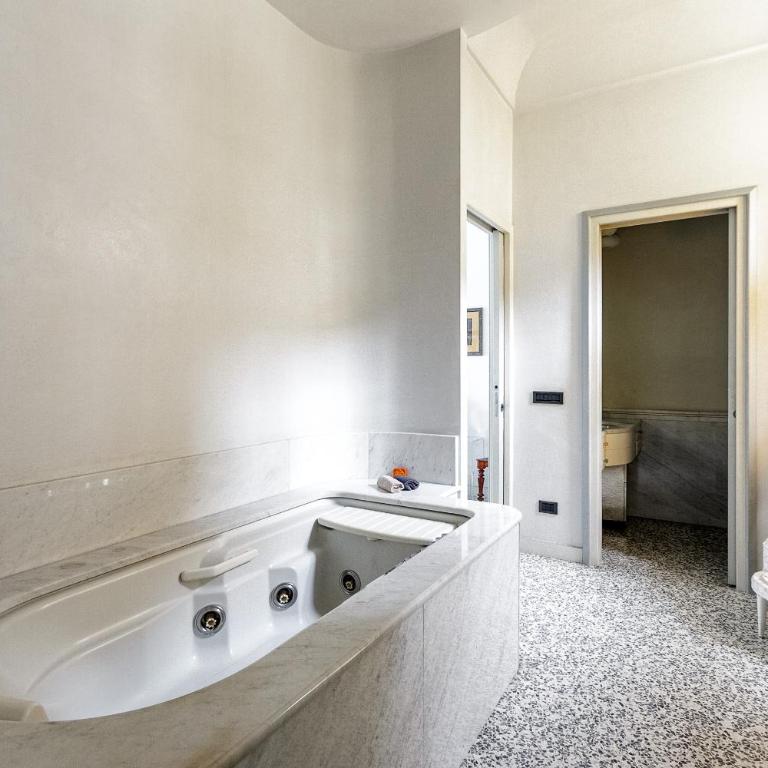HomyCare Stylish apartment with jacuzzi & balcony steps from Duomo - Appartamento Deluxe - 42