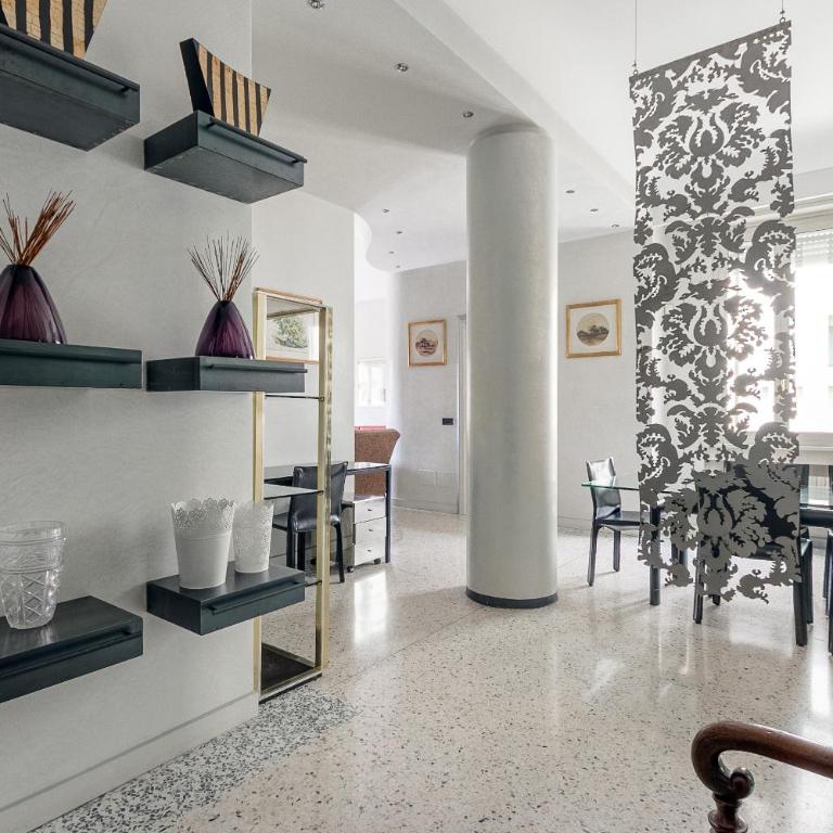 HomyCare Stylish apartment with jacuzzi & balcony steps from Duomo - Appartamento Deluxe - 6