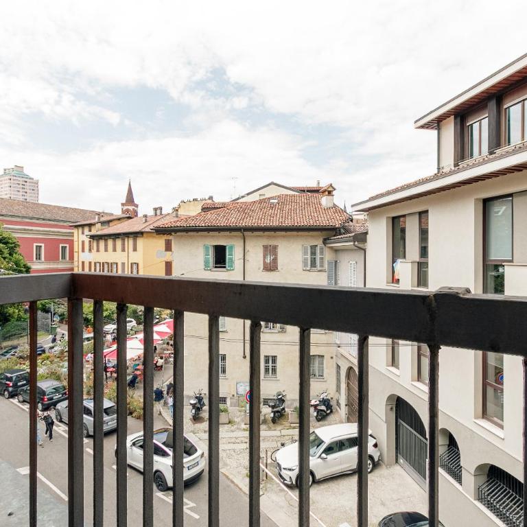 HomyCare Stylish apartment with jacuzzi & balcony steps from Duomo - Appartamento Deluxe - 56