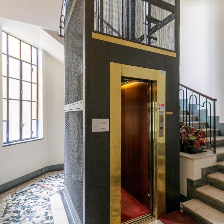 HomyCare Stylish apartment with jacuzzi & balcony steps from Duomo - Appartamento Deluxe - 54