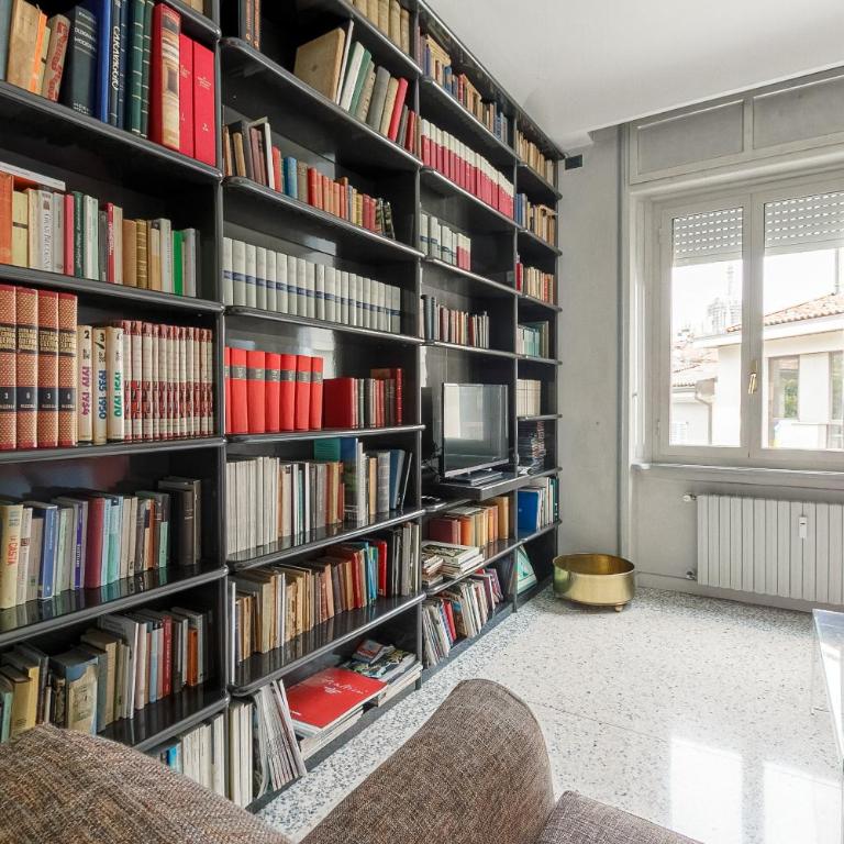 HomyCare Stylish apartment with jacuzzi & balcony steps from Duomo - Appartamento Deluxe - 20