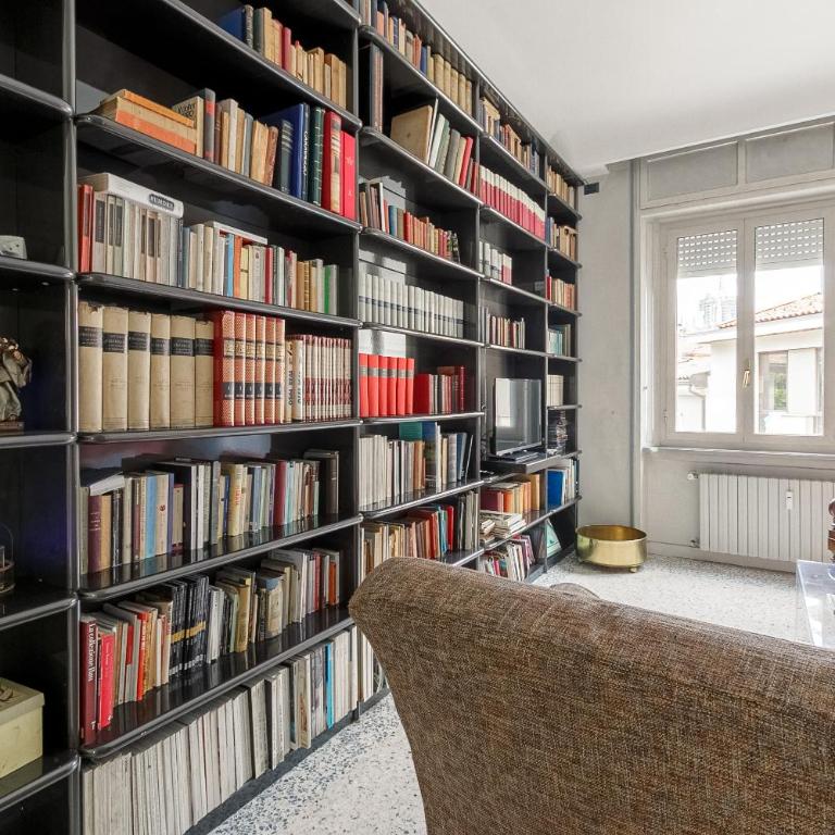 HomyCare Stylish apartment with jacuzzi & balcony steps from Duomo - Appartamento Deluxe - 17