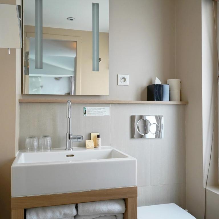 Hôtel Littéraire Arthur Rimbaud, BW Signature Collection - Comfort Queen Room - Non-Smoking - 11