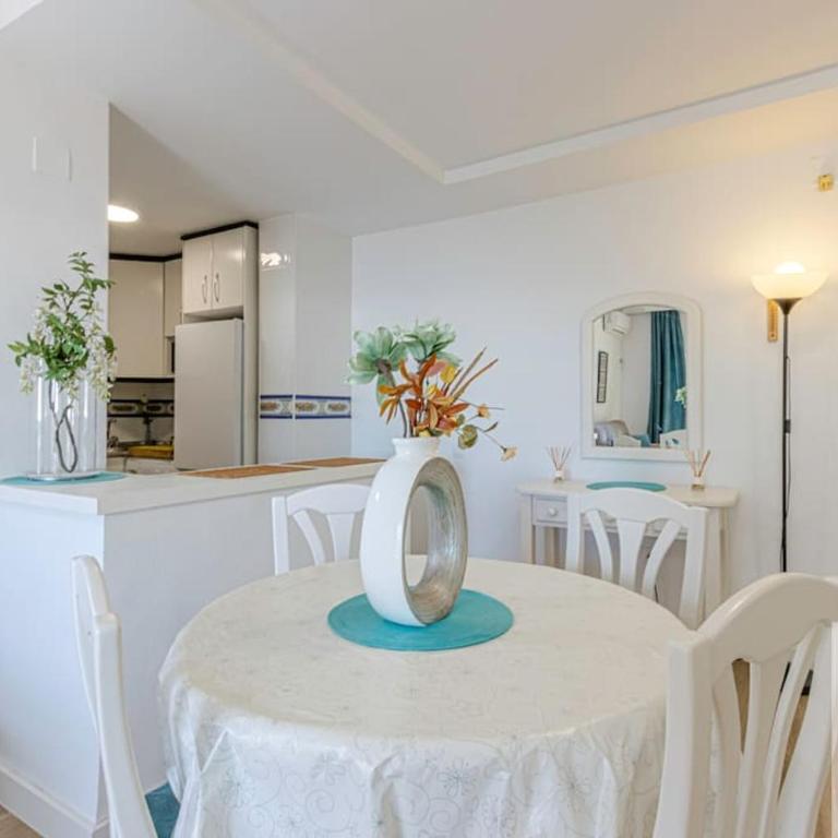 Bright Apt 2 BDR, with sea views, Benalbeach - One-Bedroom Apartment - 6