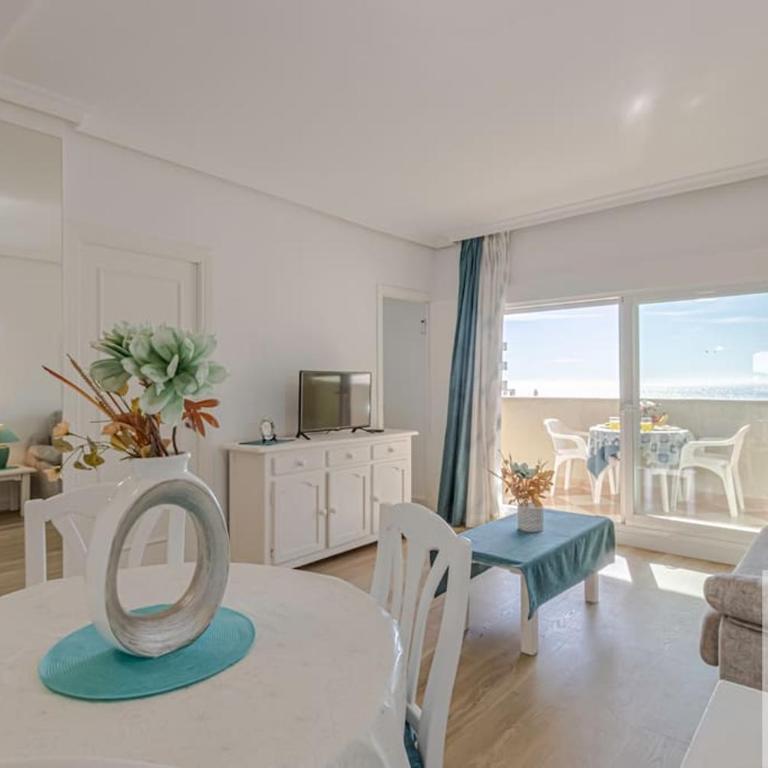 Bright Apt 2 BDR, with sea views, Benalbeach - One-Bedroom Apartment - 5