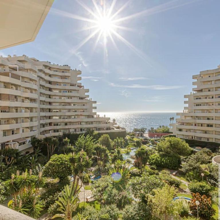 Bright Apt 2 BDR, with sea views, Benalbeach - One-Bedroom Apartment - 12