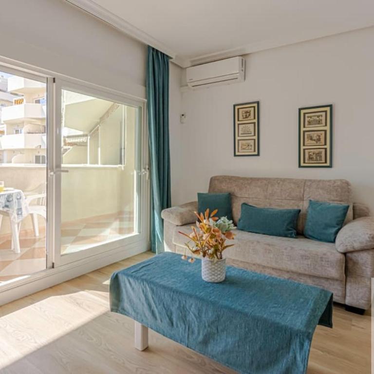 Bright Apt 2 BDR, with sea views, Benalbeach - One-Bedroom Apartment - 7