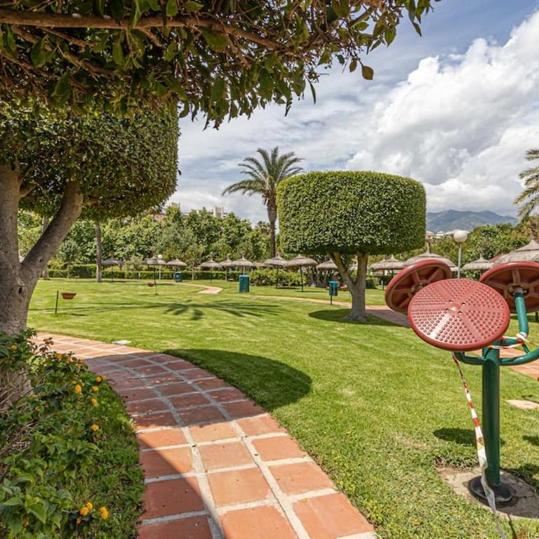 Bright Apt 2 BDR, with sea views, Benalbeach - One-Bedroom Apartment - 35