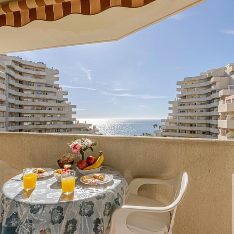 Bright Apt 2 BDR, with sea views, Benalbeach - One-Bedroom Apartment - 4