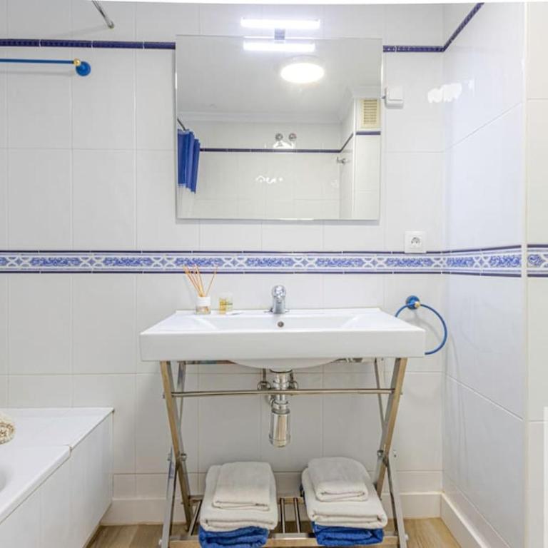 Bright Apt 2 BDR, with sea views, Benalbeach - One-Bedroom Apartment - 18