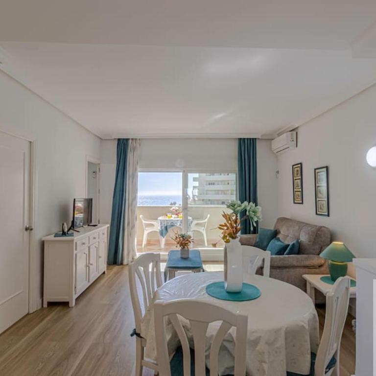 Bright Apt 2 BDR, with sea views, Benalbeach - One-Bedroom Apartment - 9