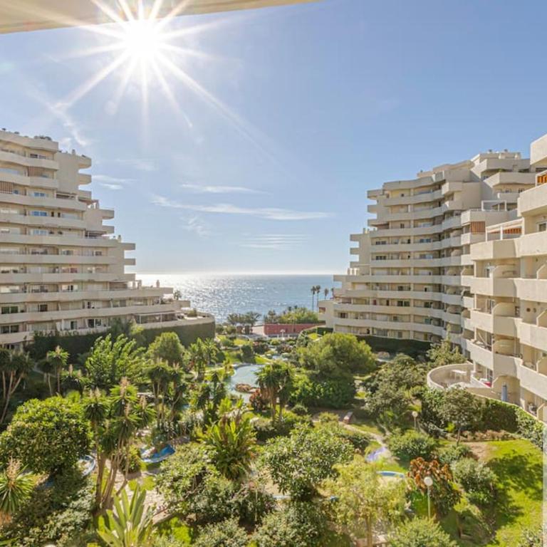 Bright Apt 2 BDR, with sea views, Benalbeach - One-Bedroom Apartment - 43