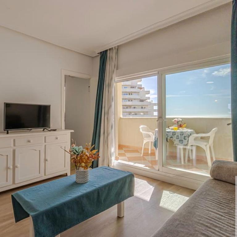 Bright Apt 2 BDR, with sea views, Benalbeach - One-Bedroom Apartment - 16