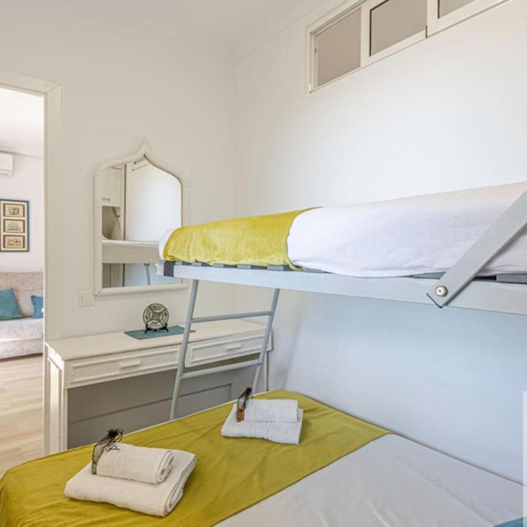 Bright Apt 2 BDR, with sea views, Benalbeach - One-Bedroom Apartment - 25