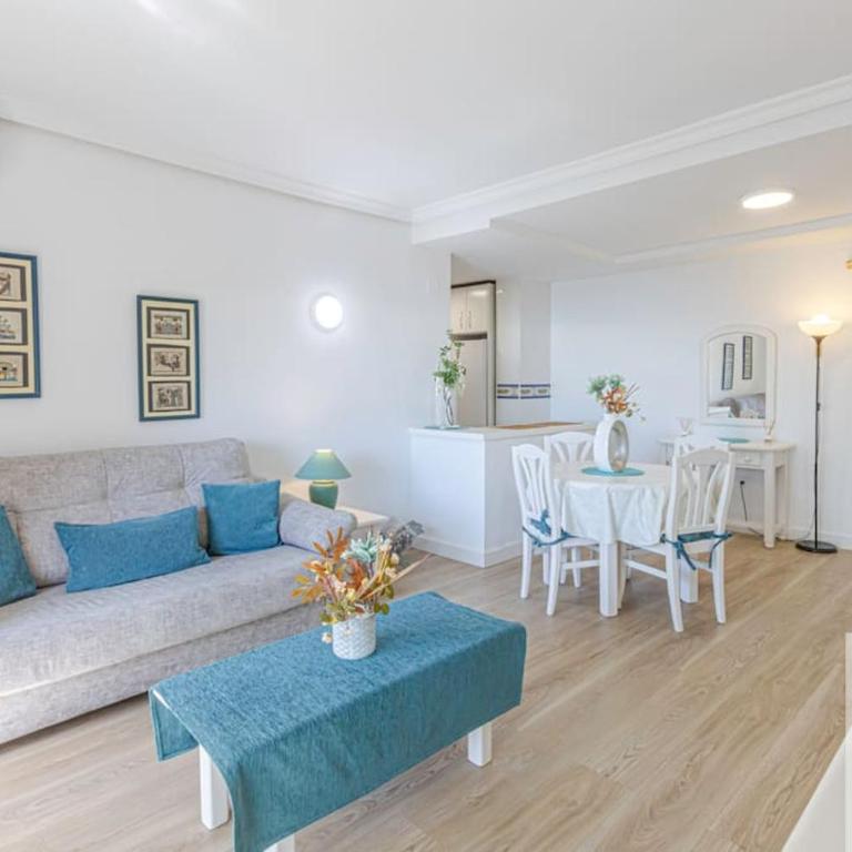 Bright Apt 2 BDR, with sea views, Benalbeach - One-Bedroom Apartment - 11