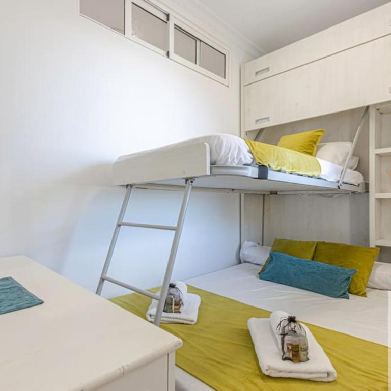 Bright Apt 2 BDR, with sea views, Benalbeach - One-Bedroom Apartment - 26