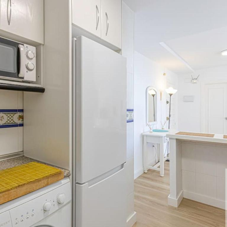 Bright Apt 2 BDR, with sea views, Benalbeach - One-Bedroom Apartment - 20