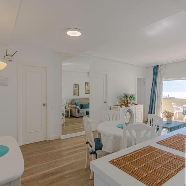 Bright Apt 2 BDR, with sea views, Benalbeach - One-Bedroom Apartment - 54
