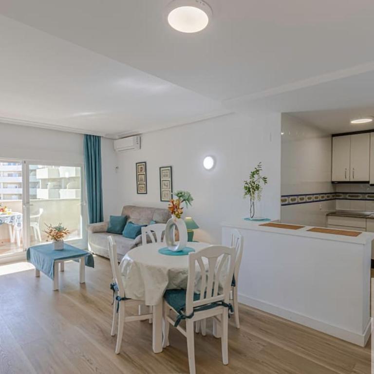 Bright Apt 2 BDR, with sea views, Benalbeach - One-Bedroom Apartment - 15