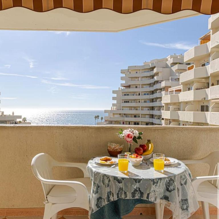 Bright Apt 2 BDR, with sea views, Benalbeach - One-Bedroom Apartment - 41