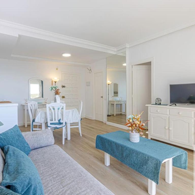 Bright Apt 2 BDR, with sea views, Benalbeach - One-Bedroom Apartment - 58