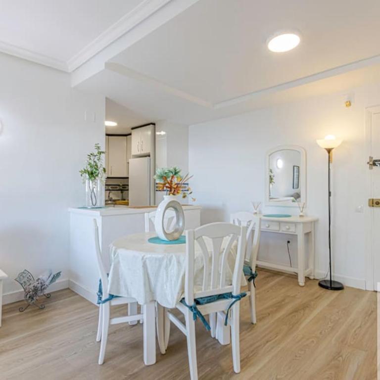 Bright Apt 2 BDR, with sea views, Benalbeach - One-Bedroom Apartment - 13
