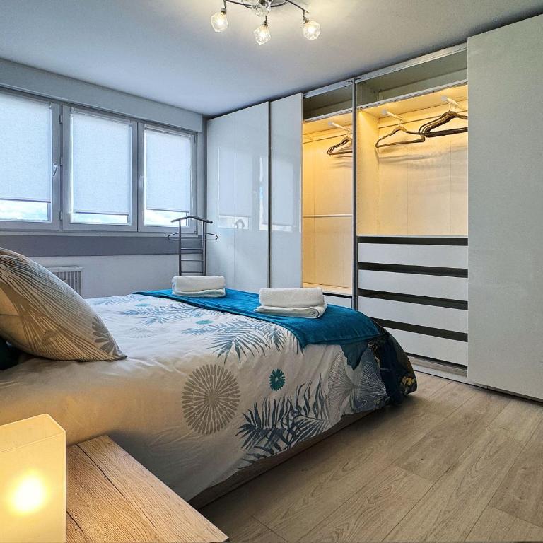 Chez Vélia Grand 4 pièces, parking privé et emplacement idéal - Three-Bedroom Apartment - 3