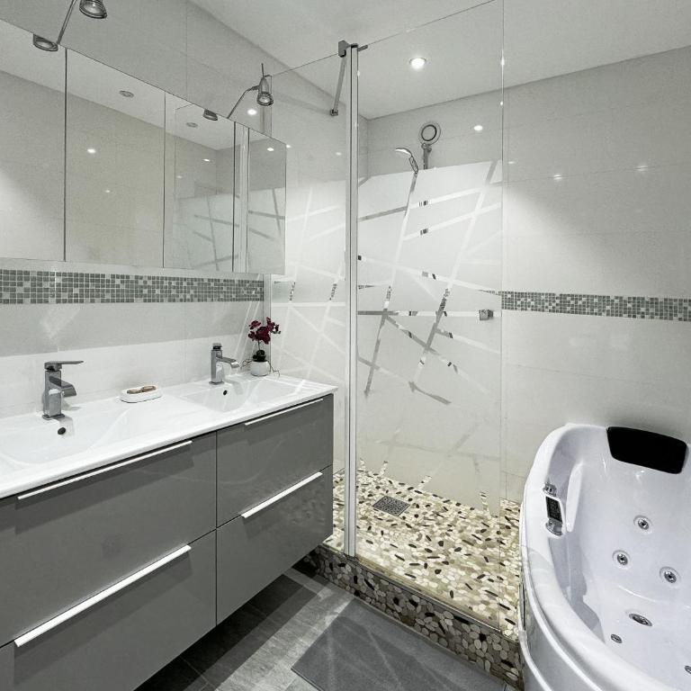 Chez Vélia Grand 4 pièces, parking privé et emplacement idéal - Three-Bedroom Apartment - 5