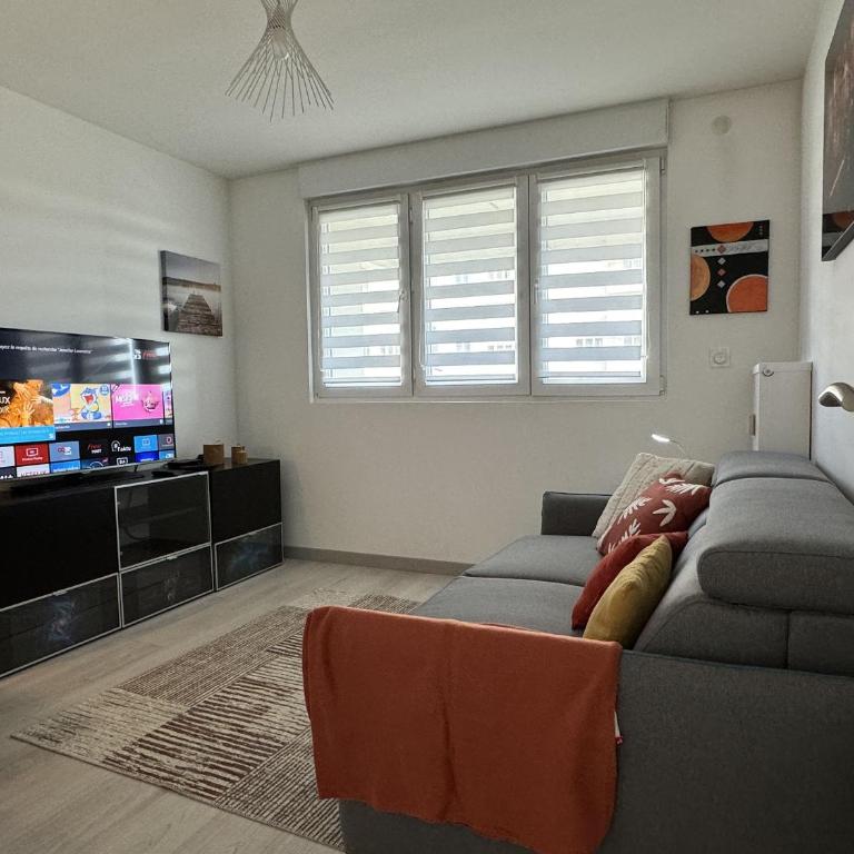 Chez Vélia Grand 4 pièces, parking privé et emplacement idéal - Three-Bedroom Apartment - 6