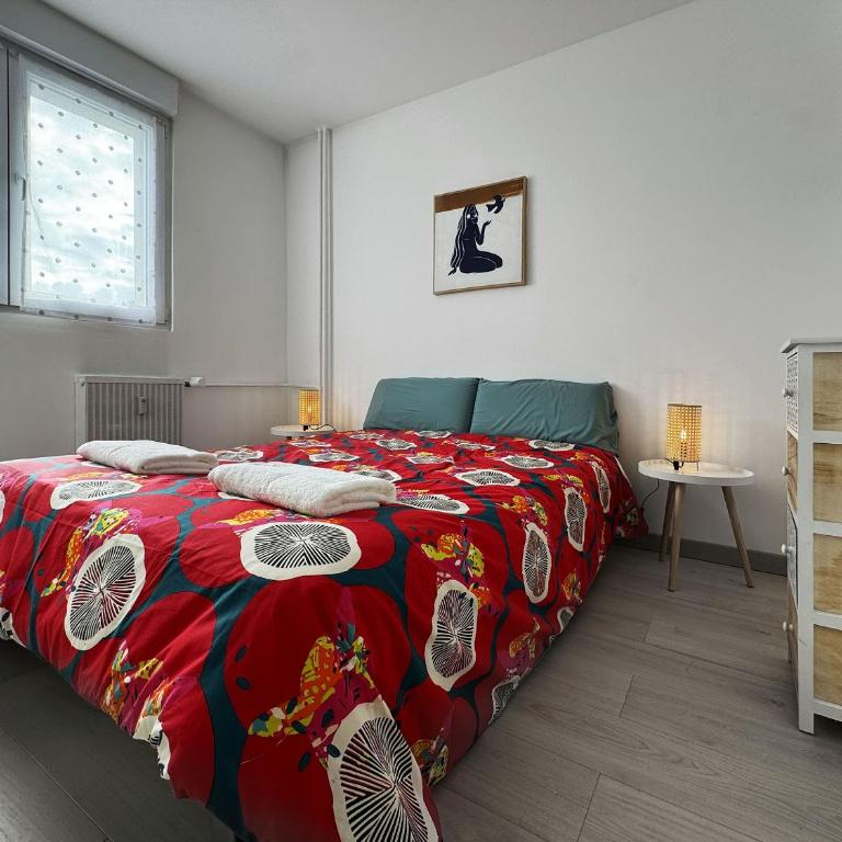Chez Vélia Grand 4 pièces, parking privé et emplacement idéal - Three-Bedroom Apartment - 17