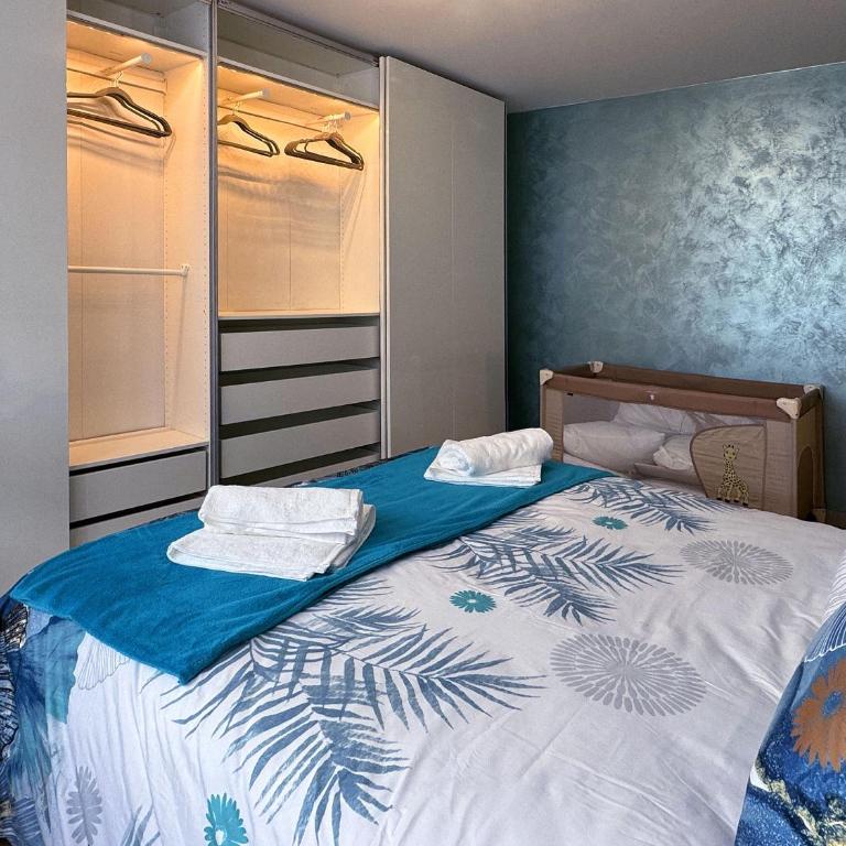 Chez Vélia Grand 4 pièces, parking privé et emplacement idéal - Three-Bedroom Apartment - 9