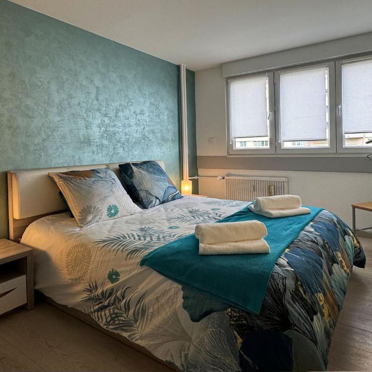 Chez Vélia Grand 4 pièces, parking privé et emplacement idéal - Three-Bedroom Apartment - 10