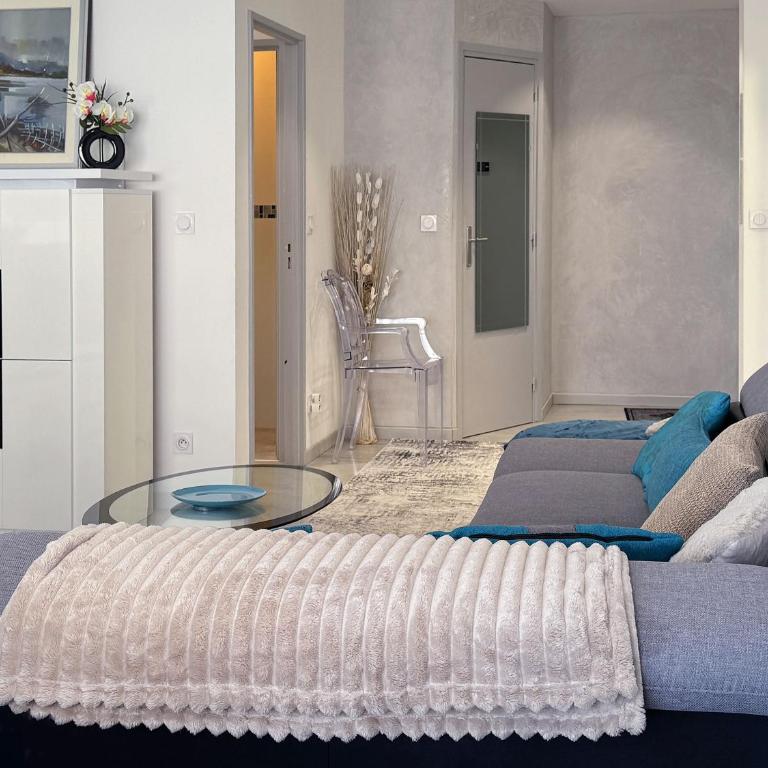 Chez Vélia Grand 4 pièces, parking privé et emplacement idéal - Three-Bedroom Apartment - 12