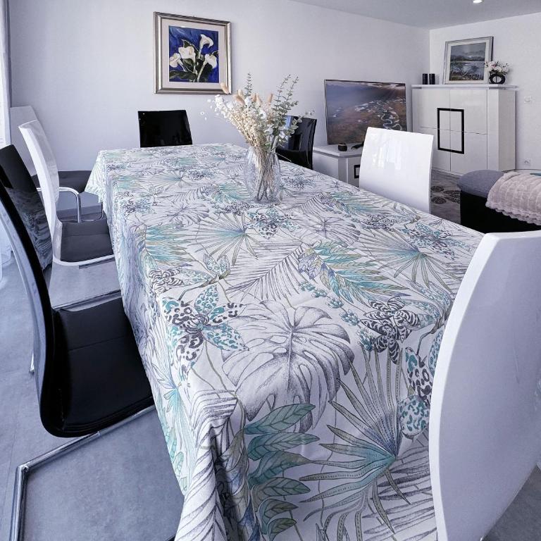 Chez Vélia Grand 4 pièces, parking privé et emplacement idéal - Three-Bedroom Apartment - 13