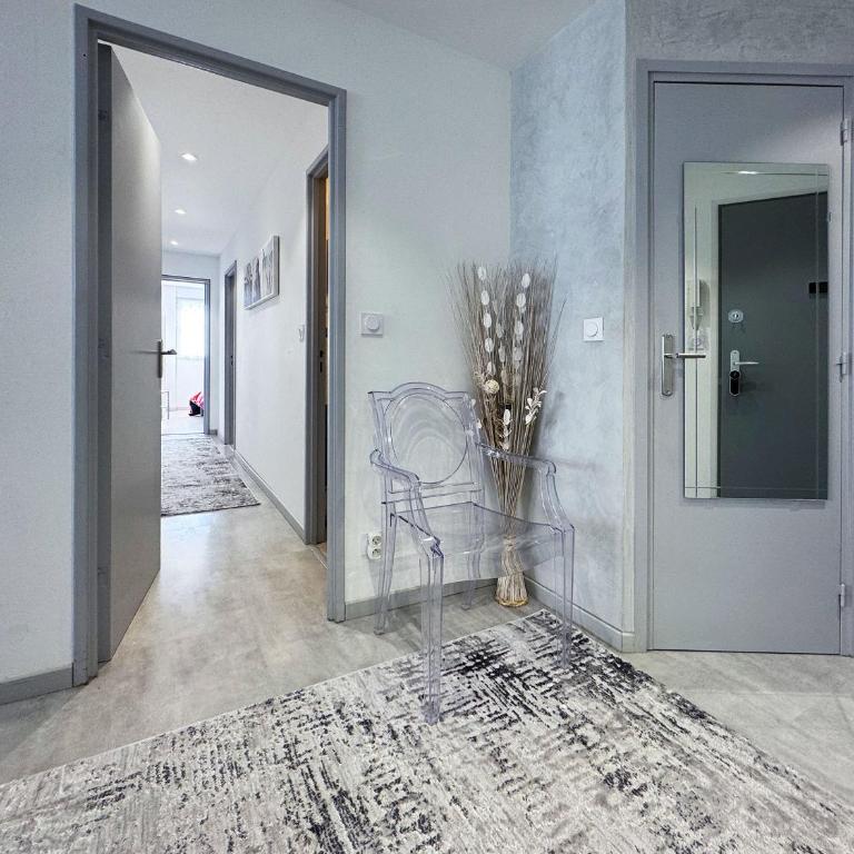 Chez Vélia Grand 4 pièces, parking privé et emplacement idéal - Three-Bedroom Apartment - 14