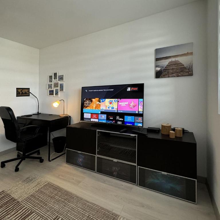 Chez Vélia Grand 4 pièces, parking privé et emplacement idéal - Three-Bedroom Apartment - 20