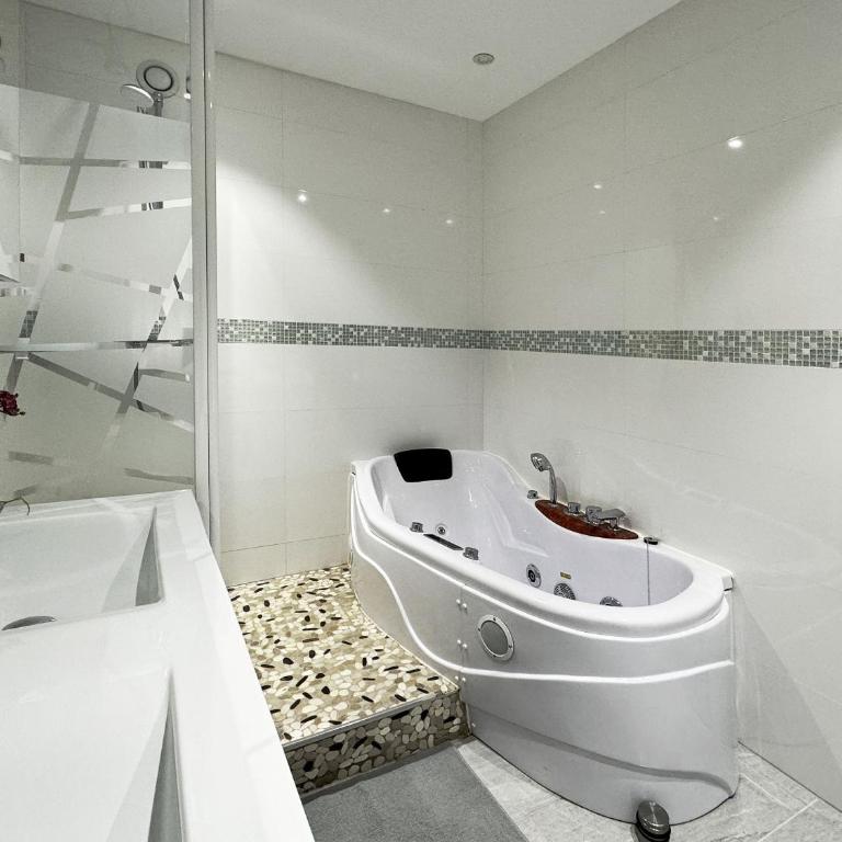 Chez Vélia Grand 4 pièces, parking privé et emplacement idéal - Three-Bedroom Apartment - 24
