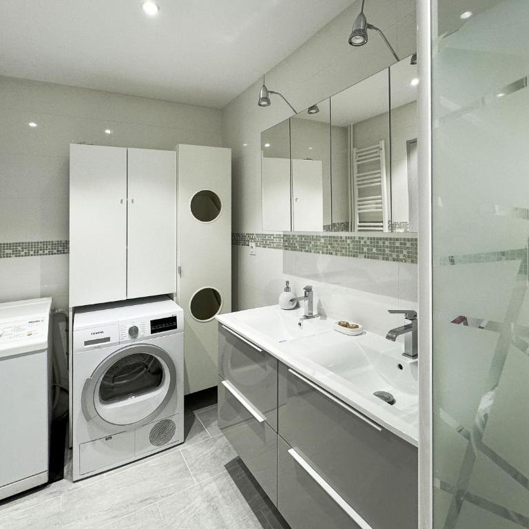 Chez Vélia Grand 4 pièces, parking privé et emplacement idéal - Three-Bedroom Apartment - 25