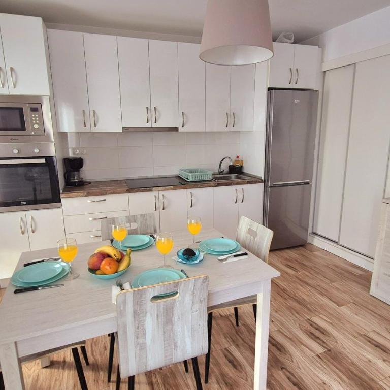 Piso segunda línea de playa - Three-Bedroom Apartment with Balcony - 21