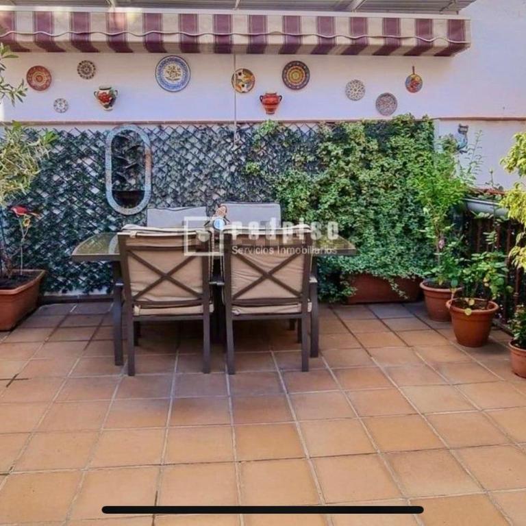 Maravilloso apartamento céntrico de 70m2, jardín propio 40m2 con piscina para niños y parking opcional - Apartamento de 1 dormitorio - 27