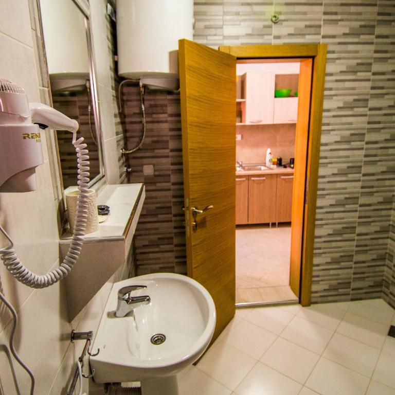 Apartmani Barović Bečići - One-Bedroom Apartment with Balcony - 11