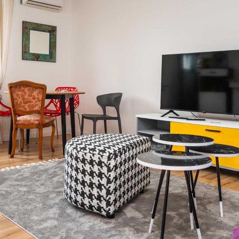 Bright and Colorful 1BDR Apartment in the City Center - One-Bedroom Apartment - 8