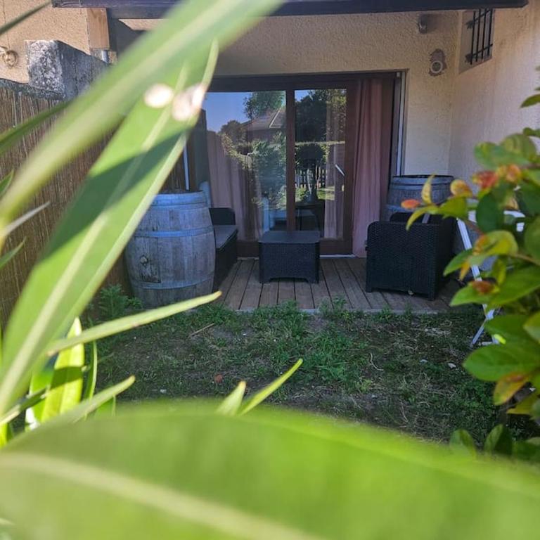 logement avec cuisine et jardinet proche lac - Appartement 1 Chambre - 10